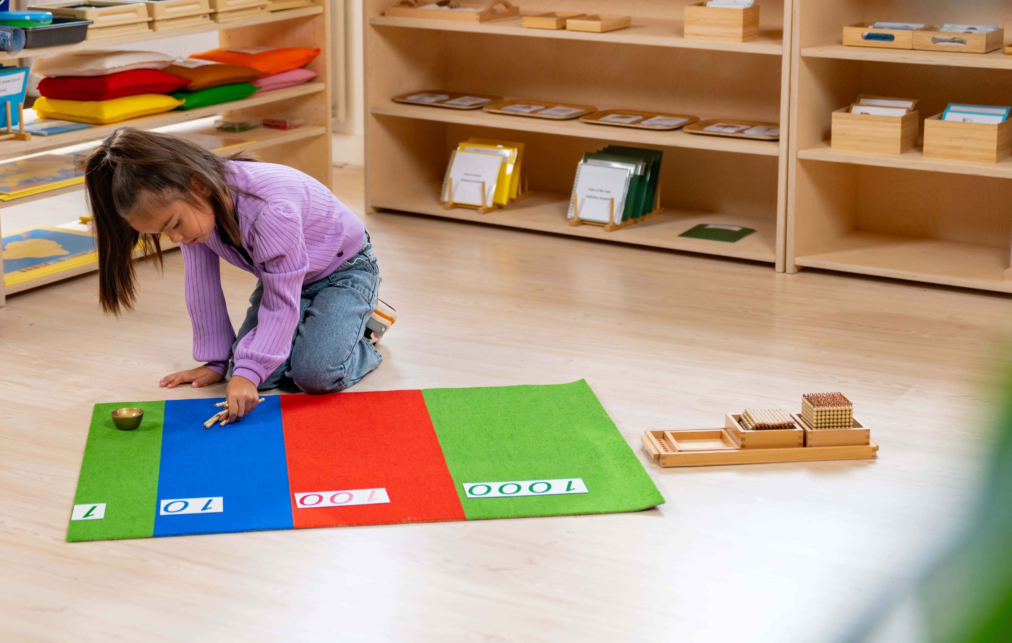 Kind mit Montessori-Material