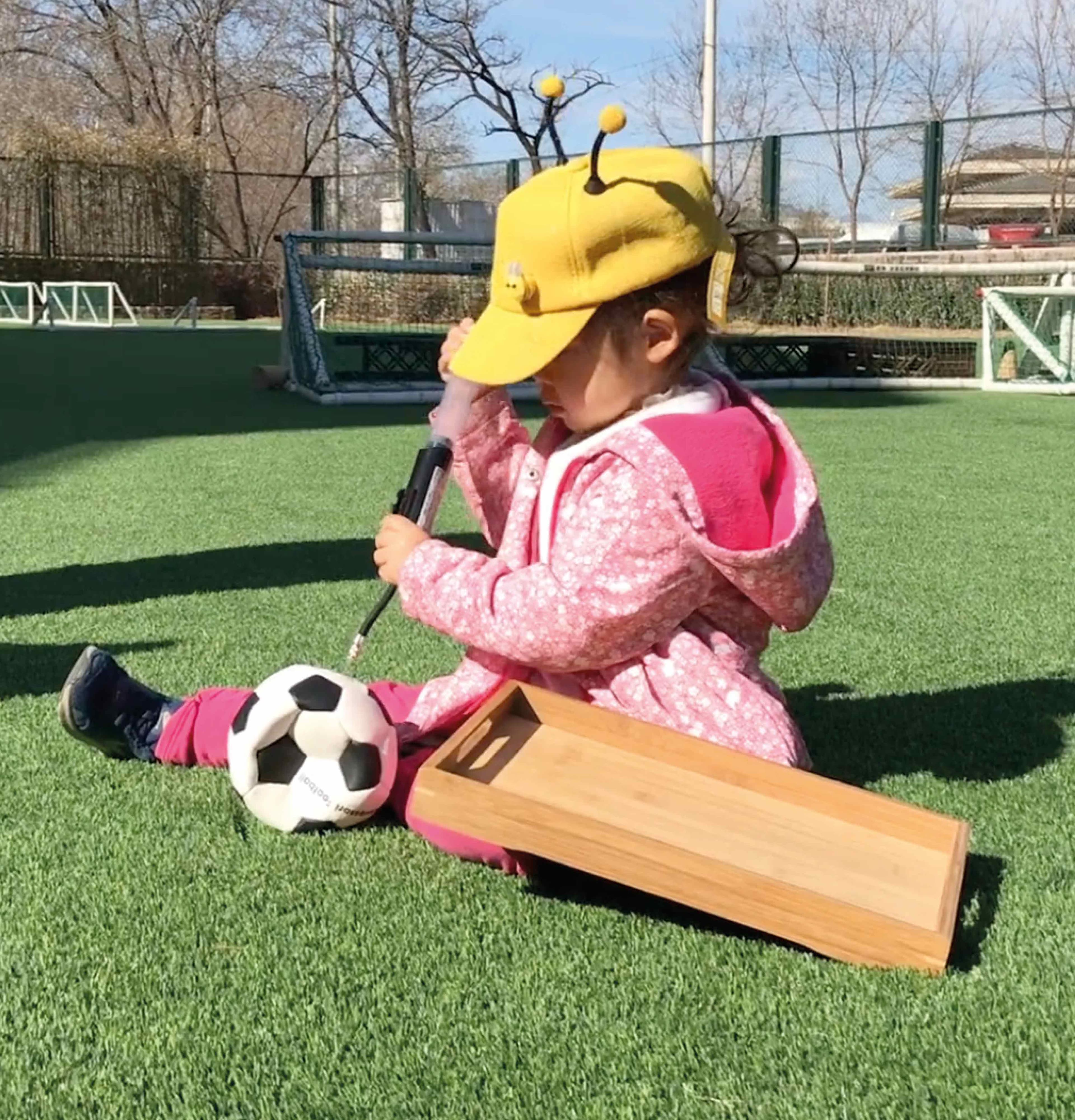 Video über die Verwendung von Montessori-Sportmaterialien in einer Montessori-Umgebung.